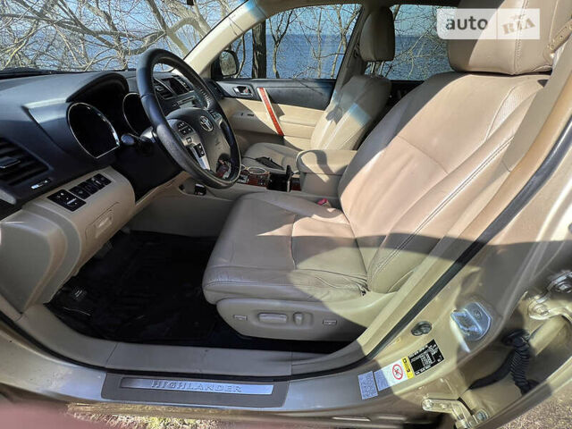 Тойота Хайлендер 2011 в Верхнеднепровске на Automoto.ua Бежевый Тойота Хайлендер, объемом двигателя 3.49 л и пробегом 290 тыс. км за 18000 $, фото 9 на Automoto.ua