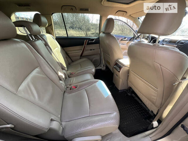 Тойота Хайлендер 2011 в Верхнеднепровске на Automoto.ua Бежевый Тойота Хайлендер, объемом двигателя 3.49 л и пробегом 290 тыс. км за 18000 $, фото 5 на Automoto.ua