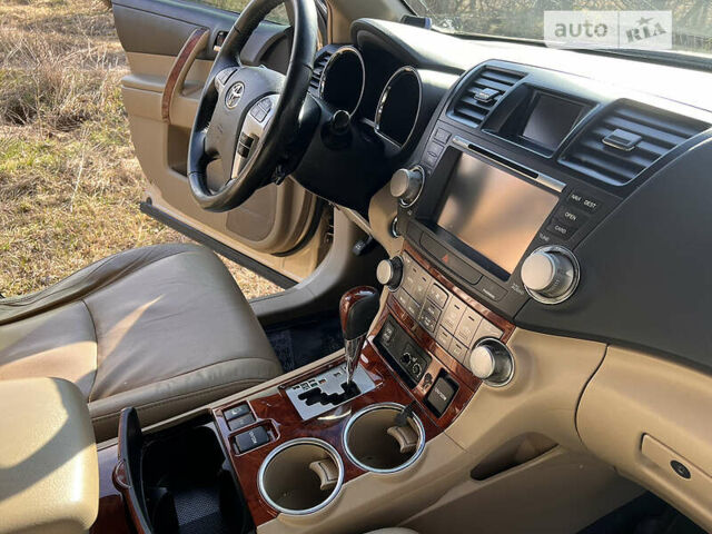 Тойота Хайлендер 2011 в Верхнеднепровске на Automoto.ua Бежевый Тойота Хайлендер, объемом двигателя 3.49 л и пробегом 290 тыс. км за 18000 $, фото 7 на Automoto.ua