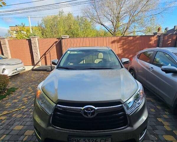 Тойота Хайлендер 2016 в Киеве на Automoto.ua Бежевый Тойота Хайлендер, объемом двигателя 3.55 л и пробегом 165 тыс. км за 24500 $, фото 5 на Automoto.ua