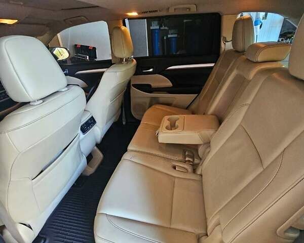 Тойота Хайлендер 2016 в Киеве на Automoto.ua Бежевый Тойота Хайлендер, объемом двигателя 3.55 л и пробегом 165 тыс. км за 24500 $, фото 10 на Automoto.ua