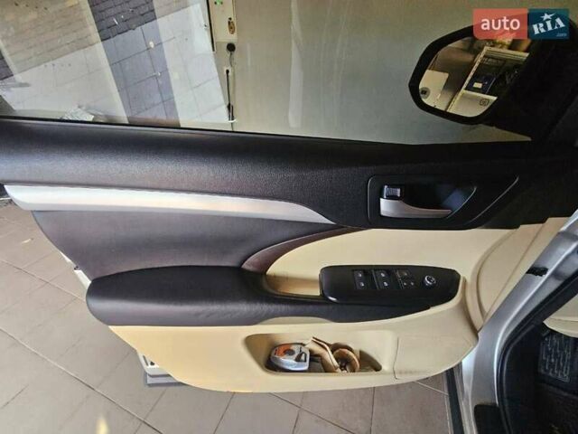 Тойота Хайлендер 2016 в Киеве на Automoto.ua Бежевый Тойота Хайлендер, объемом двигателя 3.55 л и пробегом 165 тыс. км за 24500 $, фото 4 на Automoto.ua