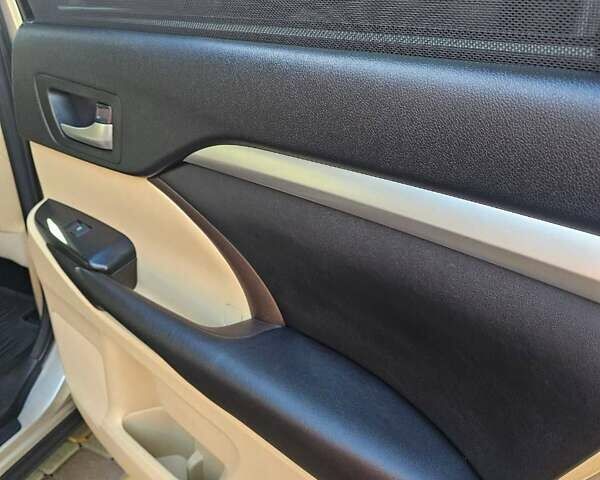 Тойота Хайлендер 2016 в Киеве на Automoto.ua Бежевый Тойота Хайлендер, объемом двигателя 3.55 л и пробегом 165 тыс. км за 24500 $, фото 11 на Automoto.ua