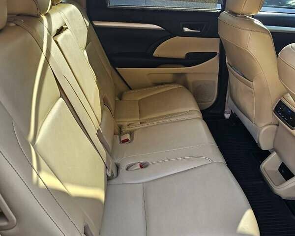 Тойота Хайлендер 2016 в Киеве на Automoto.ua Бежевый Тойота Хайлендер, объемом двигателя 3.55 л и пробегом 165 тыс. км за 24500 $, фото 9 на Automoto.ua