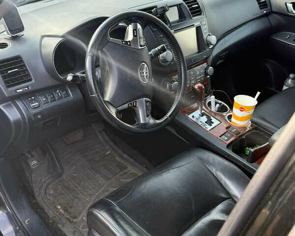 Черный Тойота Хайлендер, объемом двигателя 3.46 л и пробегом 290 тыс. км за 16000 $, фото 1 на Automoto.ua