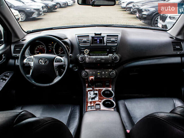 Черный Тойота Хайлендер, объемом двигателя 3.46 л и пробегом 316 тыс. км за 16300 $, фото 2 на Automoto.ua