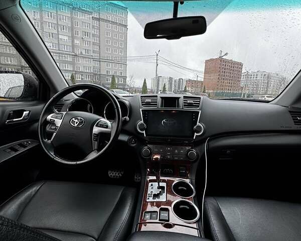 Черный Тойота Хайлендер, объемом двигателя 3.46 л и пробегом 320 тыс. км за 15600 $, фото 4 на Automoto.ua