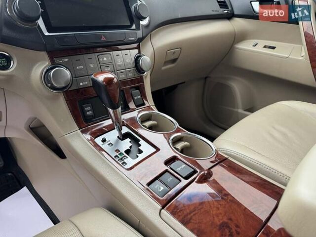 Черный Тойота Хайлендер, объемом двигателя 3.46 л и пробегом 214 тыс. км за 19200 $, фото 12 на Automoto.ua