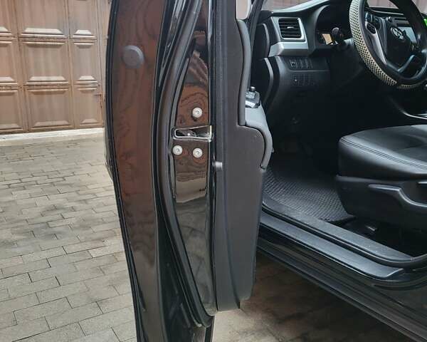 Черный Тойота Хайлендер, объемом двигателя 3.46 л и пробегом 269 тыс. км за 20000 $, фото 7 на Automoto.ua