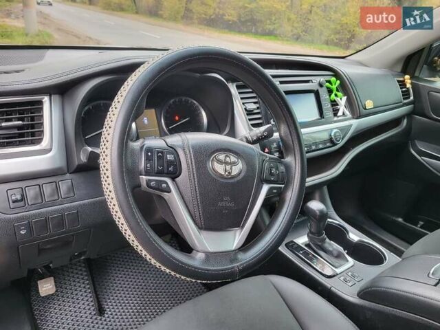 Черный Тойота Хайлендер, объемом двигателя 3.46 л и пробегом 269 тыс. км за 20000 $, фото 1 на Automoto.ua