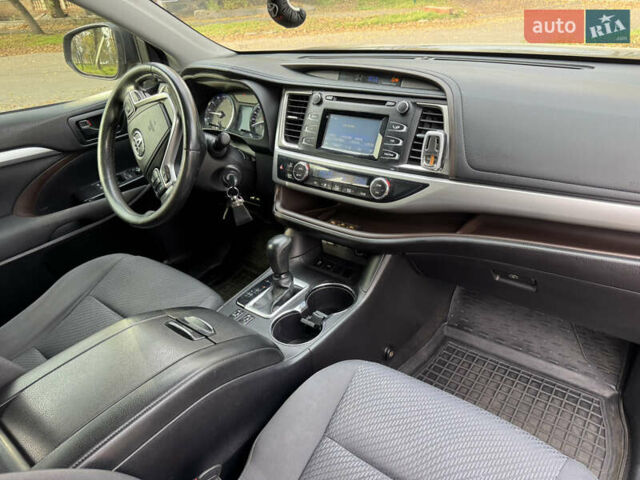 Черный Тойота Хайлендер, объемом двигателя 2.67 л и пробегом 208 тыс. км за 22500 $, фото 2 на Automoto.ua