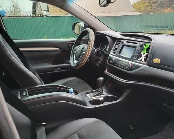 Черный Тойота Хайлендер, объемом двигателя 3.46 л и пробегом 269 тыс. км за 20000 $, фото 4 на Automoto.ua