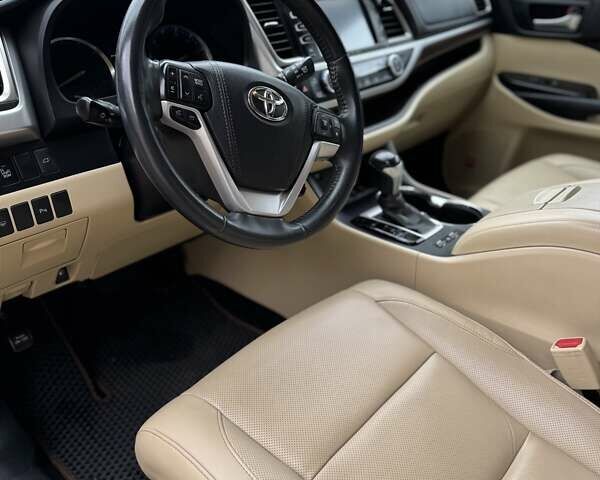 Черный Тойота Хайлендер, объемом двигателя 3.5 л и пробегом 180 тыс. км за 23500 $, фото 6 на Automoto.ua