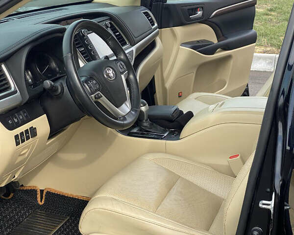 Черный Тойота Хайлендер, объемом двигателя 3.55 л и пробегом 122 тыс. км за 24000 $, фото 3 на Automoto.ua