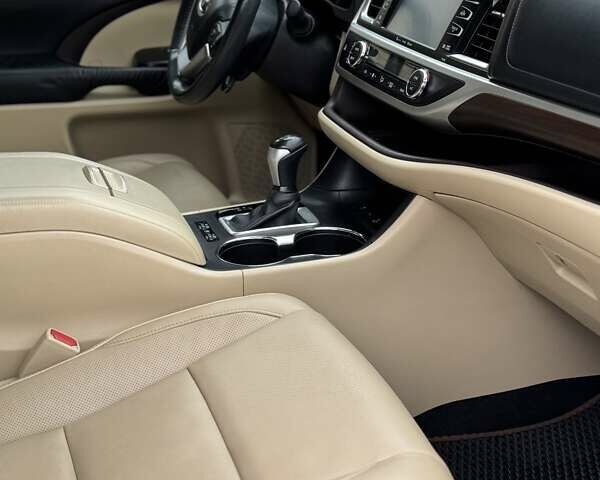 Черный Тойота Хайлендер, объемом двигателя 3.5 л и пробегом 180 тыс. км за 23500 $, фото 4 на Automoto.ua