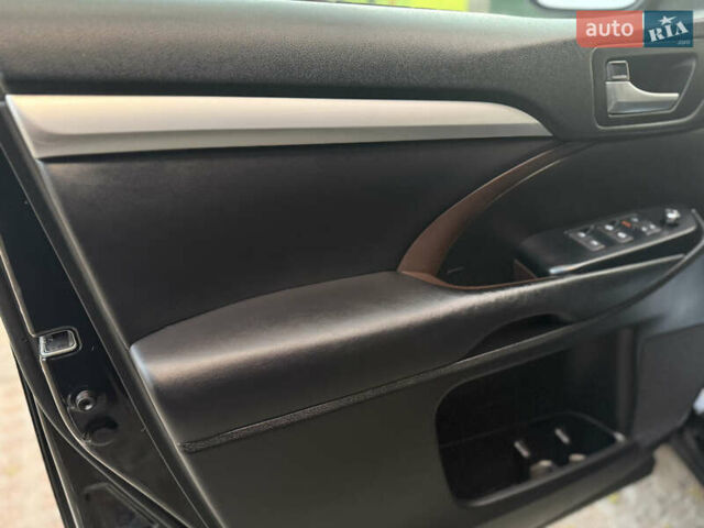 Черный Тойота Хайлендер, объемом двигателя 3.46 л и пробегом 123 тыс. км за 27000 $, фото 21 на Automoto.ua