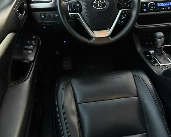 Черный Тойота Хайлендер, объемом двигателя 3.46 л и пробегом 123 тыс. км за 27000 $, фото 32 на Automoto.ua