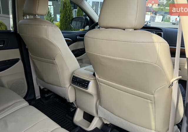 Черный Тойота Хайлендер, объемом двигателя 3.46 л и пробегом 394 тыс. км за 27800 $, фото 12 на Automoto.ua