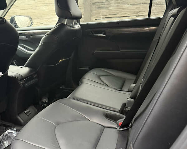 Черный Тойота Хайлендер, объемом двигателя 2.49 л и пробегом 18 тыс. км за 64000 $, фото 4 на Automoto.ua