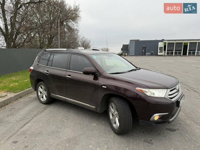 Красный Тойота Хайлендер, объемом двигателя 3.46 л и пробегом 212 тыс. км за 16500 $, фото 1 на Automoto.ua