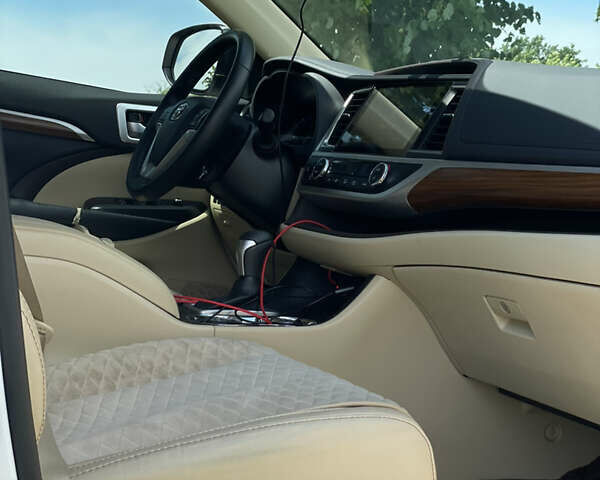 Тойота Хайлендер, объемом двигателя 3.46 л и пробегом 39 тыс. км за 42800 $, фото 6 на Automoto.ua