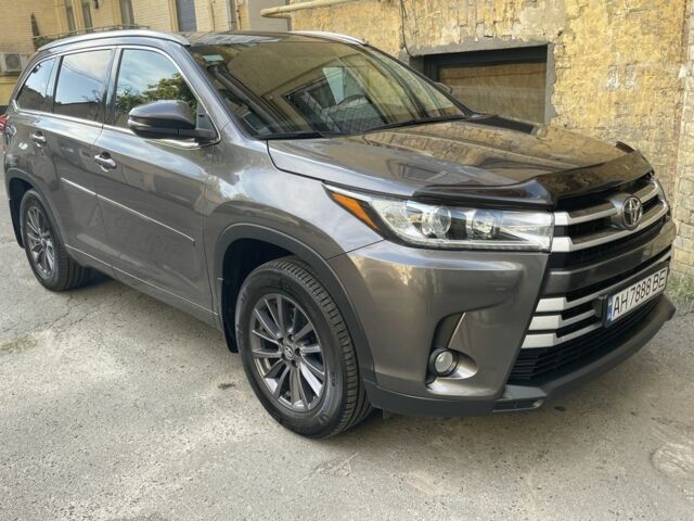 Серый Тойота Хайлендер, объемом двигателя 2.7 л и пробегом 172 тыс. км за 30098 $, фото 1 на Automoto.ua