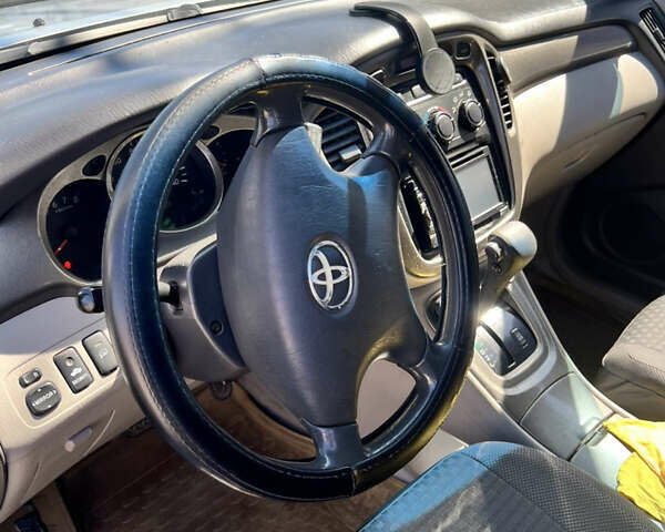 Серый Тойота Хайлендер, объемом двигателя 2.4 л и пробегом 300 тыс. км за 7700 $, фото 1 на Automoto.ua