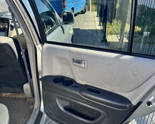 Серый Тойота Хайлендер, объемом двигателя 2.4 л и пробегом 300 тыс. км за 7700 $, фото 6 на Automoto.ua