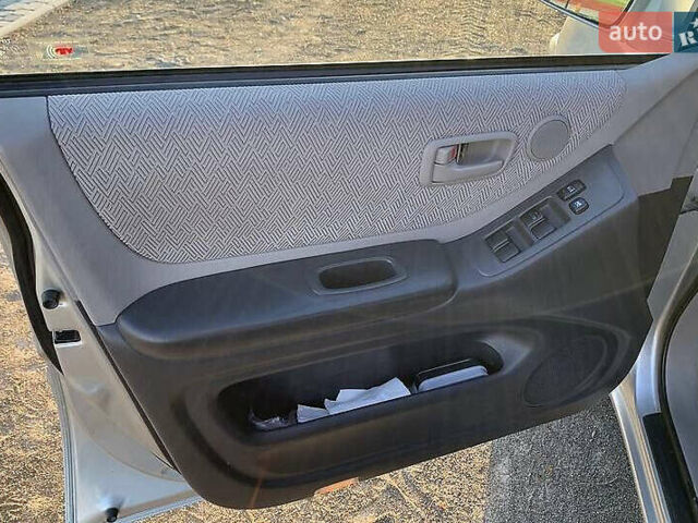 Серый Тойота Хайлендер, объемом двигателя 2.4 л и пробегом 300 тыс. км за 7700 $, фото 12 на Automoto.ua