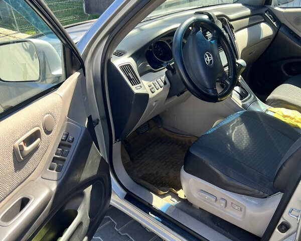 Серый Тойота Хайлендер, объемом двигателя 2.4 л и пробегом 300 тыс. км за 7700 $, фото 2 на Automoto.ua