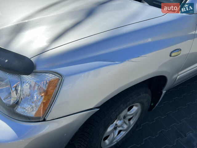 Серый Тойота Хайлендер, объемом двигателя 2.4 л и пробегом 300 тыс. км за 7700 $, фото 3 на Automoto.ua