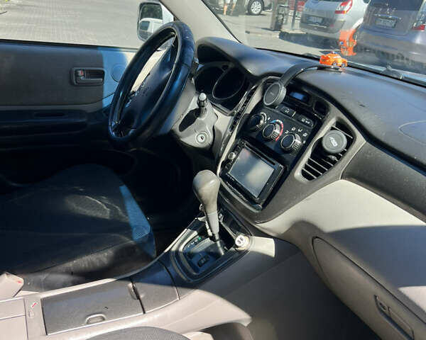 Серый Тойота Хайлендер, объемом двигателя 2.4 л и пробегом 300 тыс. км за 7700 $, фото 5 на Automoto.ua