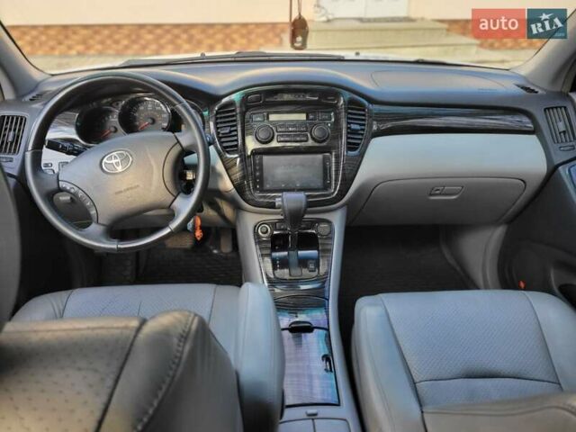 Серый Тойота Хайлендер, объемом двигателя 3.3 л и пробегом 250 тыс. км за 10000 $, фото 7 на Automoto.ua