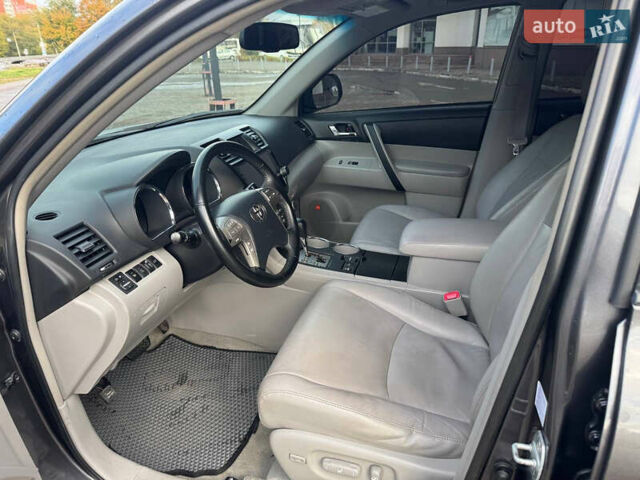 Тойота Хайлендер 2008 в Днепре (Днепропетровске) на Automoto.ua Серый Тойота Хайлендер, объемом двигателя 3.46 л и пробегом 192 тыс. км за 13500 $, фото 13 на Automoto.ua