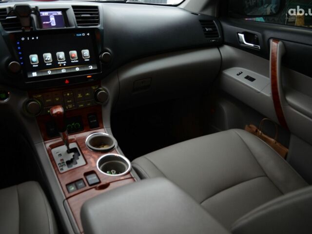 Серый Тойота Хайлендер, объемом двигателя 0 л и пробегом 221 тыс. км за 12000 $, фото 10 на Automoto.ua