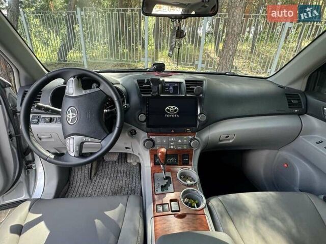 Тойота Хайлендер 2008 в Ирпене на Automoto.ua Серый Тойота Хайлендер, объемом двигателя 3.46 л и пробегом 389 тыс. км за 12500 $, фото 7 на Automoto.ua