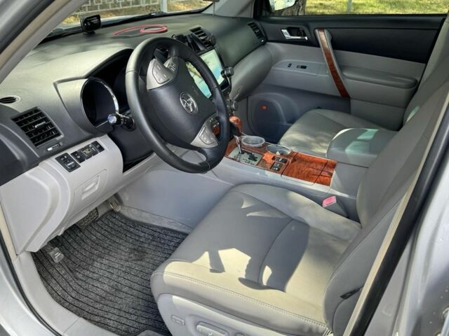 Тойота Хайлендер 2008 в Киеве на Automoto.ua Серый Тойота Хайлендер, объемом двигателя 3.5 л и пробегом 389 тыс. км за 12500 $, фото 4 на Automoto.ua