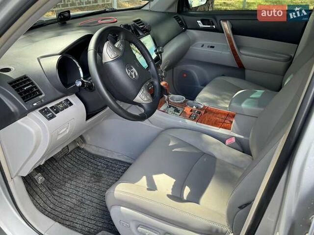 Тойота Хайлендер 2008 в Ирпене на Automoto.ua Серый Тойота Хайлендер, объемом двигателя 3.46 л и пробегом 389 тыс. км за 12500 $, фото 4 на Automoto.ua