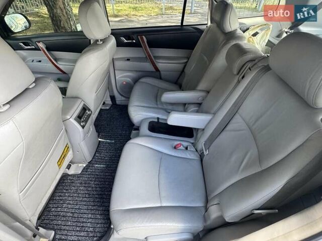 Тойота Хайлендер 2008 в Ирпене на Automoto.ua Серый Тойота Хайлендер, объемом двигателя 3.46 л и пробегом 389 тыс. км за 12500 $, фото 9 на Automoto.ua