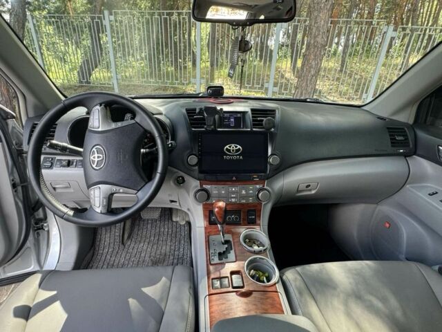 Тойота Хайлендер 2008 в Киеве на Automoto.ua Серый Тойота Хайлендер, объемом двигателя 3.5 л и пробегом 389 тыс. км за 12500 $, фото 7 на Automoto.ua