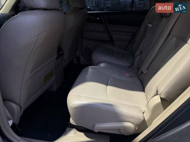 Серый Тойота Хайлендер, объемом двигателя 3.46 л и пробегом 205 тыс. км за 12700 $, фото 26 на Automoto.ua