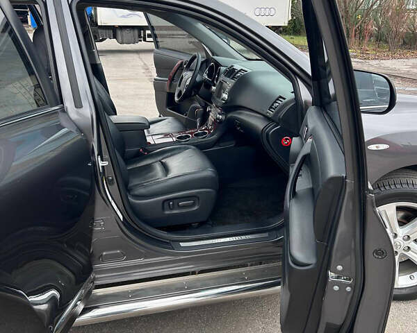 Серый Тойота Хайлендер, объемом двигателя 3.46 л и пробегом 146 тыс. км за 18500 $, фото 17 на Automoto.ua