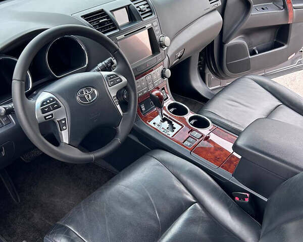 Серый Тойота Хайлендер, объемом двигателя 3.46 л и пробегом 146 тыс. км за 18500 $, фото 12 на Automoto.ua