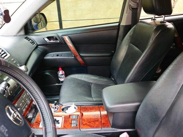 Серый Тойота Хайлендер, объемом двигателя 3.5 л и пробегом 155 тыс. км за 19500 $, фото 9 на Automoto.ua