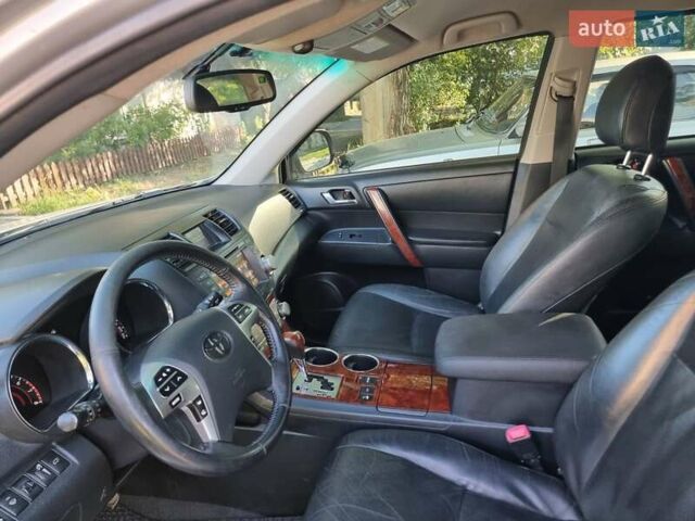 Серый Тойота Хайлендер, объемом двигателя 3.46 л и пробегом 265 тыс. км за 16400 $, фото 2 на Automoto.ua