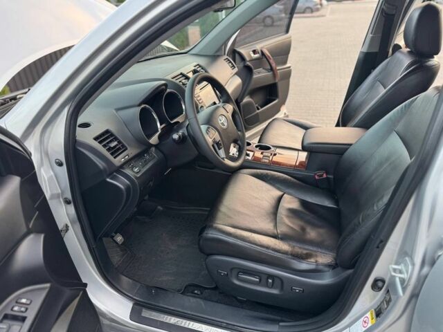 Серый Тойота Хайлендер, объемом двигателя 3.5 л и пробегом 206 тыс. км за 13800 $, фото 9 на Automoto.ua