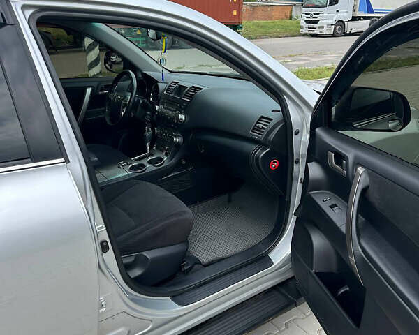 Сірий Тойота Хайлендер, об'ємом двигуна 3.46 л та пробігом 170 тис. км за 14800 $, фото 12 на Automoto.ua