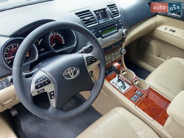 Сірий Тойота Хайлендер, об'ємом двигуна 3.46 л та пробігом 202 тис. км за 13000 $, фото 15 на Automoto.ua