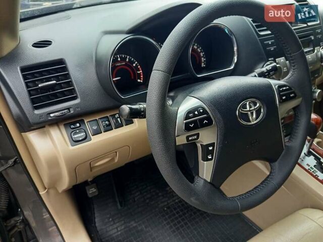 Сірий Тойота Хайлендер, об'ємом двигуна 3.46 л та пробігом 202 тис. км за 13000 $, фото 18 на Automoto.ua