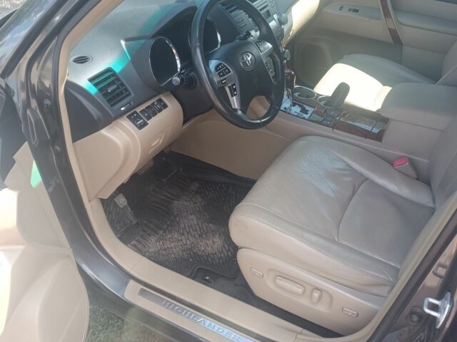 Сірий Тойота Хайлендер, об'ємом двигуна 3.5 л та пробігом 270 тис. км за 16500 $, фото 2 на Automoto.ua